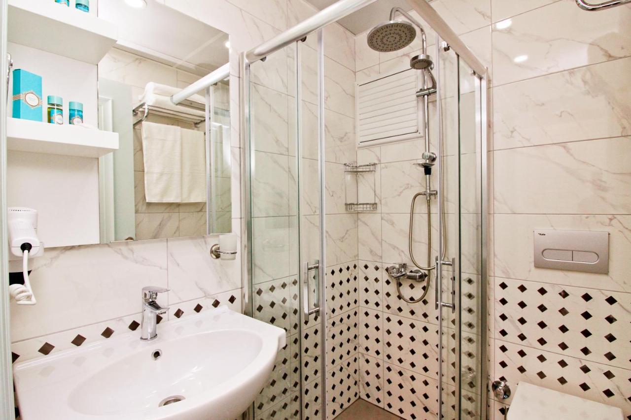 Otel Yazar Lara
